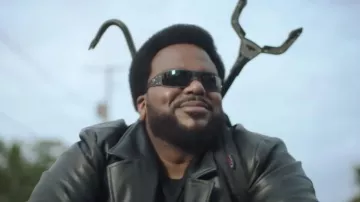 Lunettes de soleil portées par Craig (Craig Robinson) comme on le voit dans la garde-robe de la série télévisée Killing It (saison 1)