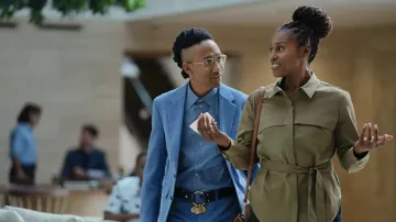 Chemise ceinturée vert olive portée par Issa Rae telle que vue dans les tenues de la série télévisée Roar (saison 1 épisode 1)