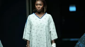 Pulsera de oro usada por Cynthia Erivo en los atuendos de la serie de televisión Roar (Temporada 1 Episodio 7)