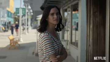 Camiseta a rayas usada por Auden (Emma Pasarow) como se ve en el vestuario de la película Along for the Ride