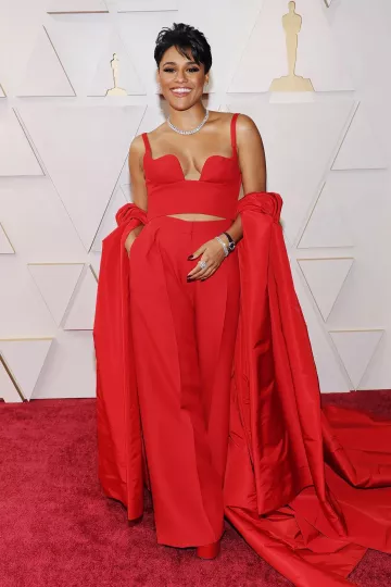 Robe rouge Valentino portée par Ariana DeBose sur le tapis rouge des Oscars le 27 mars 2022