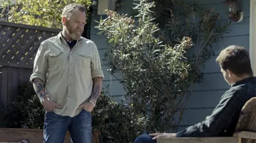 Chemise beige portée par Rusty (Kiefer Sutherland) comme on le voit dans la garde-robe du film The Contractor