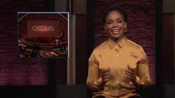 Camisa de satén usada por Amber Ruffin como se ve en Late Night with Seth Meyers el 28 de marzo de 2022