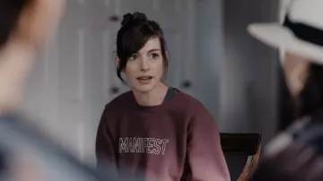 Sudadera Manifest Crewneck usada por Rebekah Neumann (Anne Hathaway) como se ve en el programa de televisión WeCrashed (S01E03)