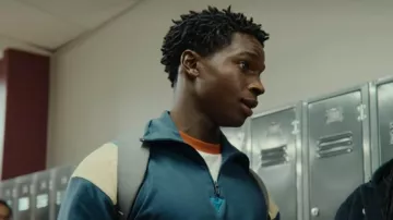 Suéter verde con collar con cremallera de Jackson Marchetti (Kedar Williams-Stirling) en la serie Sex Education (S03E02)