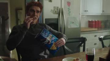 Camiseta gris de manga larga de Henley usada por Archie Andrews (KJ Apa) como se ve en el programa de televisión de Riverdale (S06E07)