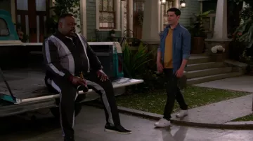 Chemise en denim portée par Dave (Max Greenfield) vue dans The Neighborhood Wardrobe (S04E17)