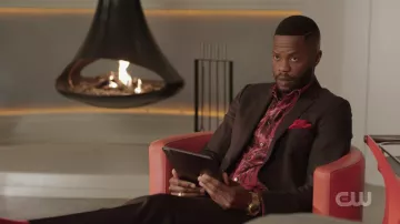 Gold Watch porté par Jeff Colby (Sam Adegoke) tel que vu dans les tenues de la série télévisée Dynasty (saison 5 épisode 5)