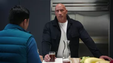 Veste manteau noir portée par Dwayne Johnson (Dwayne Johnson) comme on le voit dans les tenues de la série télévisée Young Rock (saison 2 épisode 3)