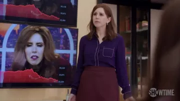 Chemise chemisier violet portée par Joanna Gold (Vanessa Bayer) comme on le voit dans les tenues de l’émission de télévision I Love That for You (saison 1)