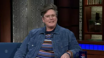 Pull rayé porté par Hannah Gadsby vu dans The Late Show with Stephen Colbert 