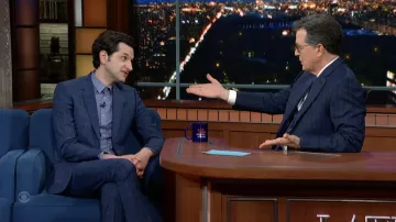 Chemise formelle imprimée florale portée par Ben Schwartz comme on le voit dans The Late Show with Stephen Colbert