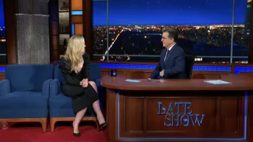 Robe noire portée par Elle Fanning comme on le voit dans The Late Show with Stephen Colbert