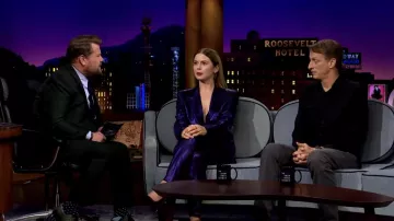 Costume violet porté par Rose McIver dans The Late Late Show avec James Corden