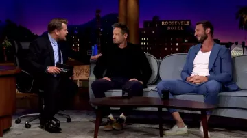 Chaussures blanches portées par Pablo Schreiber dans The Late Late Show avec James Corden