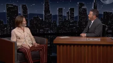 Chemise rose à imprimé floral portée par Chris Pine dans Jimmy Kimmel Live!