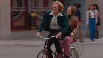 Veste imprimée patchwork portée par Wanda Maximoff (Elizabeth Olsen) vue dans la garde-robe de l’émission de télévision WandaVision (S01E03)