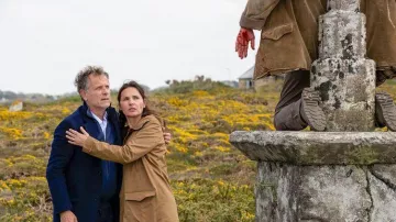 Le manteau bleu marine porté par Raphaël Vorski (Charles Berling) dans la série L'île aux 30 cercueils (Saison 1)