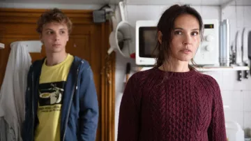 Le pull torsadé bordeaux porté par Christine Vorski (Virginie Ledoyen) dans la série L'île aux 30 cercueils (Saison 1)
