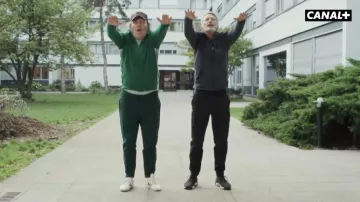 Les sneakers portées par Gustave (Philippe Katerine) dans la série Neuf Mecs (Saison 1)