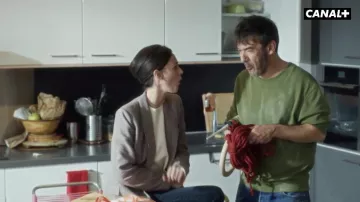 Le sweatshirt vert porté par Olivier (Thomas VDB) dans la série Neuf Mecs (Saison 1)