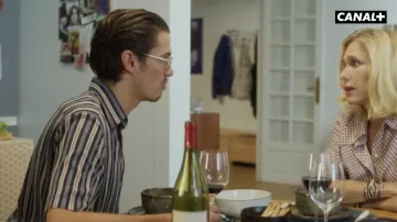 La chemise rayée portée par Simon (Lucas Devin) dans la série Neuf Mecs (Saison 1)