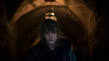 Sweat à capuche zippé porté par Aleksandra Walas / Alex (Barbara Liberek) vu dans la garde-robe de la série télévisée Cracow Monsters (Saison 1)