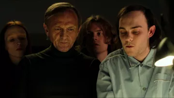 Chemise bleu clair portée par Antoni (Mateusz Górski) vue dans la garde-robe de la série télévisée Cracow Monsters (saison 1)