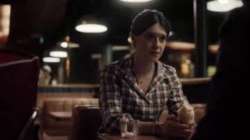 Camisa a cuadros usada por Brenda (Daisy Edgar-Jones) como se ve en la serie de televisión Under the Banner of Heaven (Temporada 1)