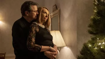 Robe noire portée par Kathleen (Toni Collette) telle que vue dans la garde-robe de la série télévisée The Staircase (saison 1)