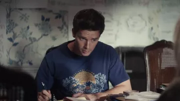 T-shirt Blue Printed porté par Todd Peterson (Patrick Schwarzenegger) vu dans la garde-robe de la série télévisée The Staircase (saison 1)