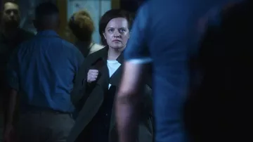 Trench-coat porté par Kirby (Elisabeth Moss) vu dans la garde-robe de la série télévisée Shining Girls (Saison 1 Episode 1)