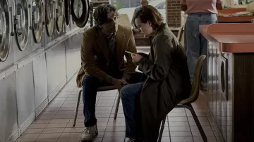 Baskets blanches portées par Dan (Wagner Moura) comme on le voit dans les tenues de l’émission de télévision Shining Girls (S01E02)