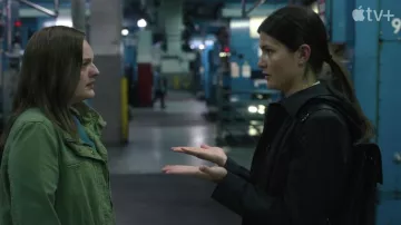 Veste vert olive portée par Kirby (Elisabeth Moss) vue dans la série télévisée Shining Girls (saison 1)