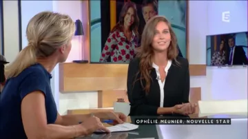 Le top noir à ourlet blanc porté par Ophélie Meunier dans l'émission C à Vous du 30/09/2016