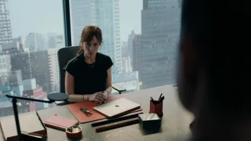 Collier porté par Wendy Rhoades (Maggie Siff) comme on le voit dans les tenues de la série télévisée Billions (saison 6 épisode 11)