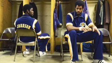 Converse Hi Top Sneakers usado por Magic Johnson (Quincy Isaiah) como se ve en Winning Time: The Rise of the Lakers Dynasty trajes de la serie de televisión (S01E07)