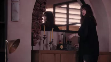 Brazalete de plata usado por Rebekah Neumann (Anne Hathaway) como se ve en el vestuario de la serie de televisión WeCrashed (Temporada 1 Episodio 5)