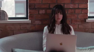 Camisa de blusa blanca usada por Rebekah Neumann (Anne Hathaway) como se ve en la serie de televisión WeCrashed (S01E05)