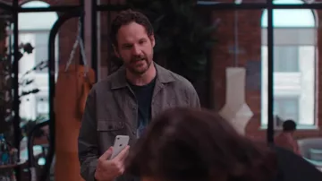 Veste brune portée par Miguel McKelvey (Kyle Marvin) telle que vue dans les tenues de la série télévisée WeCrashed (saison 1 épisode 5)