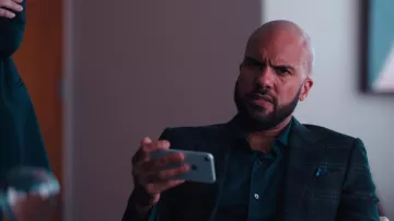 Plaid Blazer Jacket porté par Cameron Lautner (O. T. Fagbenle) comme on le voit dans les tenues de la série télévisée WeCrashed (saison 1 épisode 5)