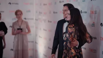 Vestido impreso usado por Rebekah Neumann (Anne Hathaway) como se ve en el vestuario de la serie de televisión WeCrashed (Temporada 1 Episodio 5)