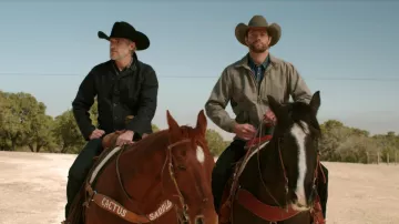 Veste zippée portée par Cordell Walker (Jared Padalecki) telle que vue dans la garde-robe de la série télévisée Walker (saison 2 épisode 12)