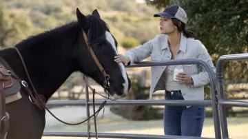 Veste de camionneur en denim portée par Cassie Perez (Ashley Reyes) vue dans l’émission de télévision Walker (S02E12)