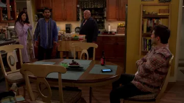 Chemise imprimée portée par Riley (Parker Young) telle que vue dans les tenues de la série télévisée United States of Al (saison 2 épisode 17)