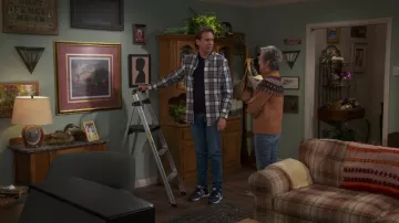 Zapatillas Adidas usadas por Tom Smallwood (Pete Holmes) como se ve en los atuendos de la serie de televisión How We Roll (S01E01)