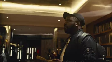 Sac à dos Louis Vuitton porté par Alfred 'Paper Boi' Miles (Brian Tyree Henry) vu dans Atlanta Wardrobe (S03E03)