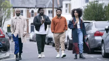 Long manteau patchwork porté par Van (Zazie Beetz) vu dans la garde-robe de la série télévisée Atlanta (saison 3 épisode 3)