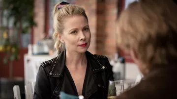 Veste cloutée en cuir portée par Ellen (Julia Dufvenius) vue dans l’émission de télévision Lust (S01E06)