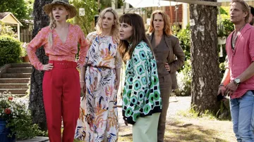 Vestido blanco estampado usado por Anette (Sofia Helin) como se ve en la serie de televisión Lust (S01E08)